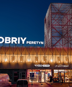 Освітлення медіа-кубу у ТЦ Peretyn