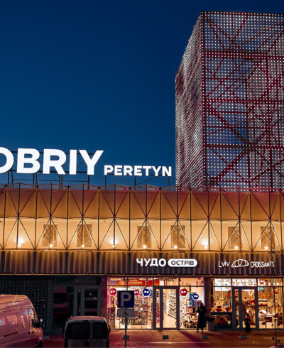 Освітлення медіа-кубу у ТЦ Peretyn